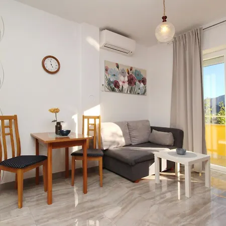 In Mit Eigenem Balkon By Interhome Appartement